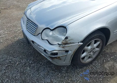 2004 Mercedes-Benz C 240 4Matic из США, поврежденный, VIN WDBRF81J14F543189